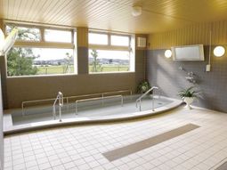 広々とした明るい浴室