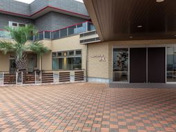 明るい建物のエントランス