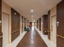 温もりある廊下の風景