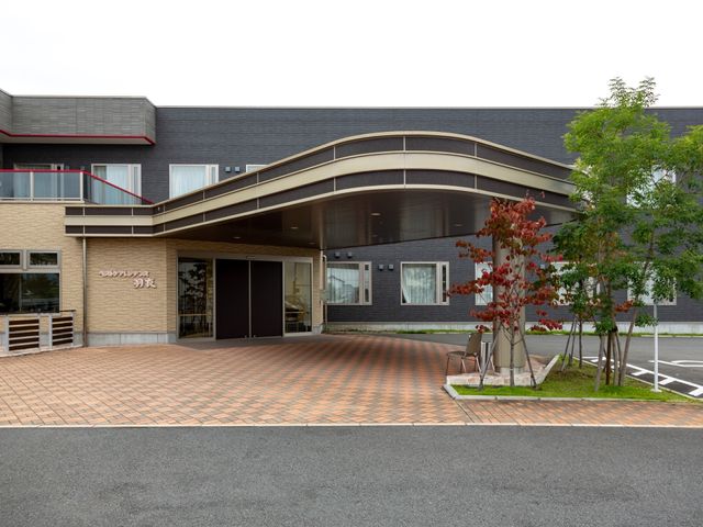 施設の広々としたエントランス 外観 ゆったりとした造りのエントランスです。落ち着いた色合いで迎える入口は、来訪者に安心感を与えます。