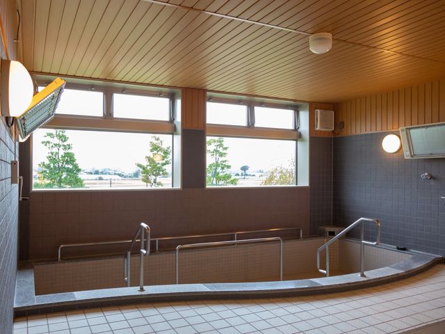 明るい窓付き浴室 浴室 手すり付きで安全に配慮された浴室です。窓から自然光が差し込み、リラックスできる空間を提供しています。