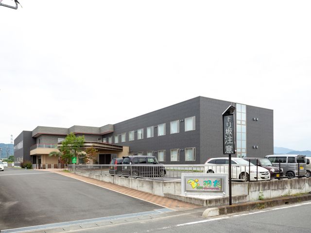 広々とした施設の外観 外観 新しい職場として考えられる、広くて洗練されたデザインの建物です。明るい雰囲気のエントランスが迎えてくれます。