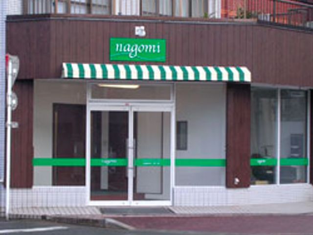 店舗の入口 エントランス 明るく開放的なエントランスが広がります。自然光が差し込む心地よい空間です。