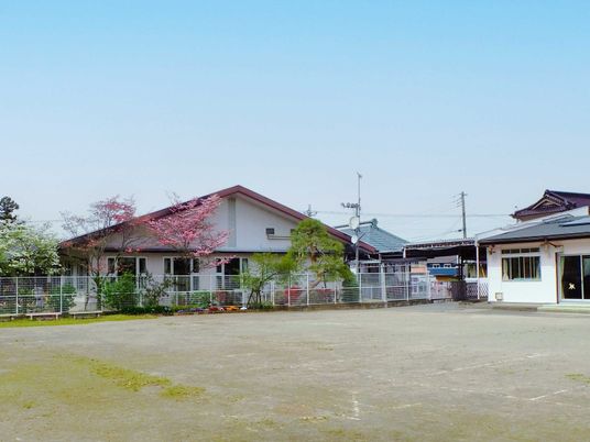施設の外観と庭先  