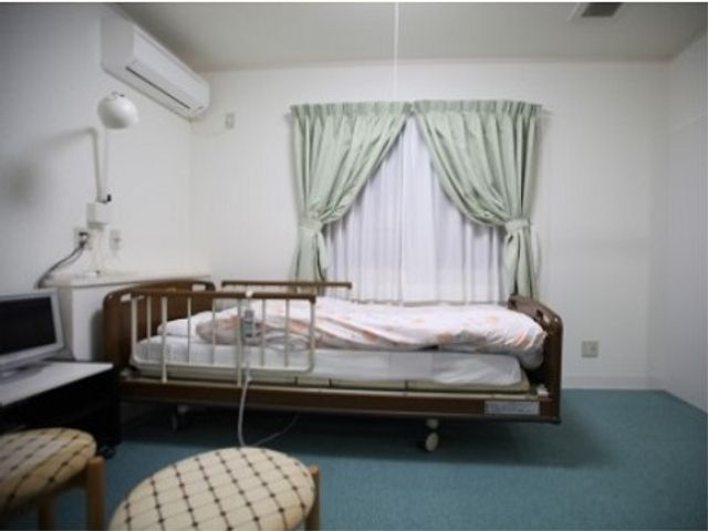 清潔な個室の居室 居室 整った個室で、安らぎのプライベートタイムを過ごせる環境です。明るくて静かな空間がここにあります。
