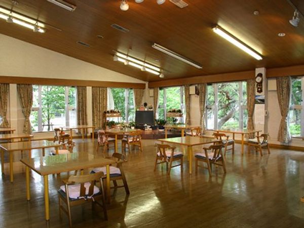 明るく広い食堂