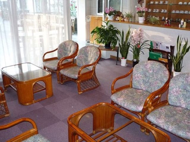 居心地の良い休憩室 サロン 柔らかな光が差し込む居心地の良いスペースです。木製の家具が温かみを感じさせ、ゆったりと寛げる環境が整っています。