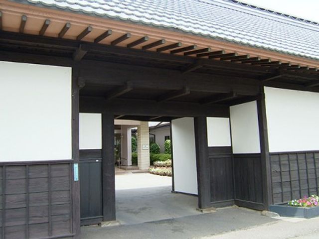 和風建築のエントランス エントランス 落ち着いた雰囲気のエントランスがお迎えします。庭へと続く道もあり、自然を感じながら過ごせる環境です。