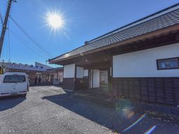 晴れた日の建物外観