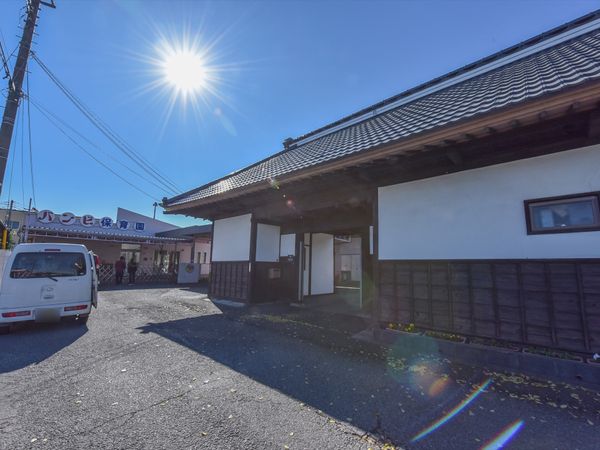 晴れた日の建物外観