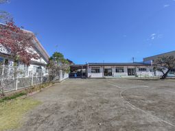 晴れた空と建物の外観