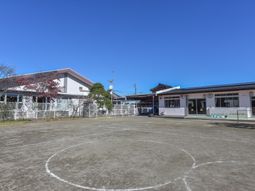 晴れた日の施設の外観