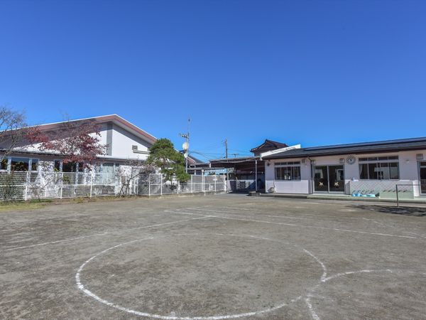 晴れた日の施設の外観