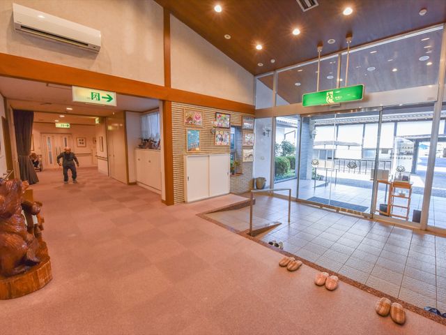 広々とした快適なエントランス 玄関 清潔感のある室内には、家庭的な雰囲気が漂っており、安心して働ける環境です。スリッパを履き替えて、お客様をお迎えする準備ができています。