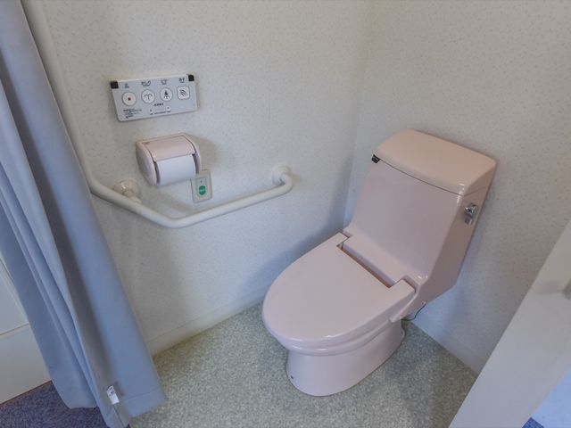手すり付きのトイレ設備 トイレ 手すりを完備したきれいなトイレです。快適にご使用いただけるよう配慮が行き届いております。