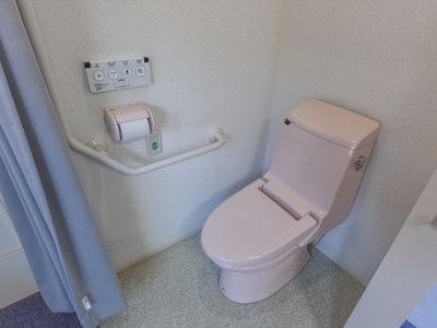 手すり付きのトイレ設備