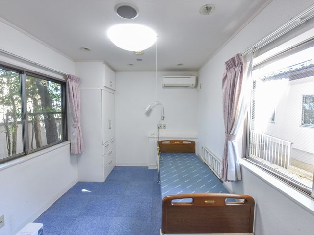明るい個室の居室 居室 広々とした窓から自然光が差し込む居室は、清潔感があり、バルコニーへのアクセスも可能です。ここで働けば、快適な環境をお手伝いできます。