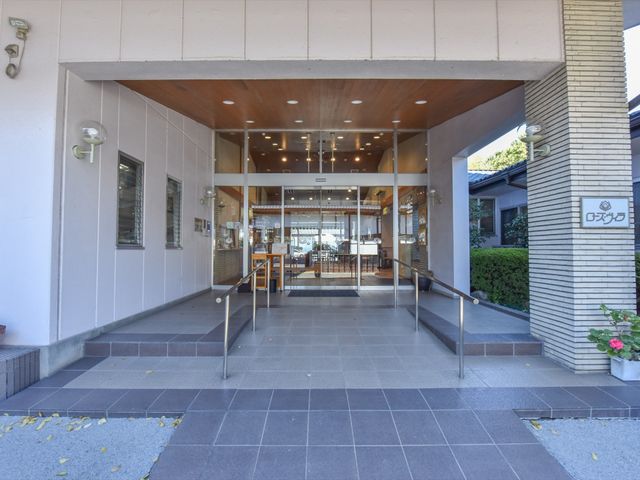 エントランスのつくり 玄関 手すり付きのエントランスはバリアフリー設計で、安全にお出入りいただけます。ガラス越しに見える明るいロビーが、皆さまをお迎えします。