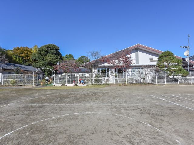 広い中庭と建物 外観 中庭には屋外ベンチがあり、ここで日向ぼっこやくつろぎの時間を過ごせます。心地よい自然の中で穏やかな日々を送れる環境です。