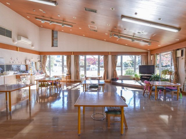 共有スペースの明るい室内 食堂 広々としたダイニングルームでは、入居者同士のコミュニケーションも楽しみながら、心地よい光が差し込む窓辺で食事ができます。