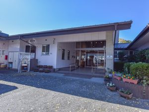 明るい建物のエントランス