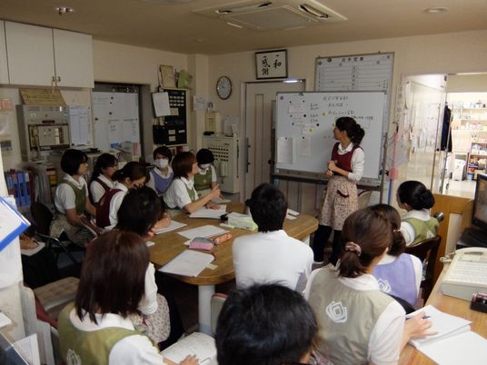 職員研修の様子が見える多目的室  