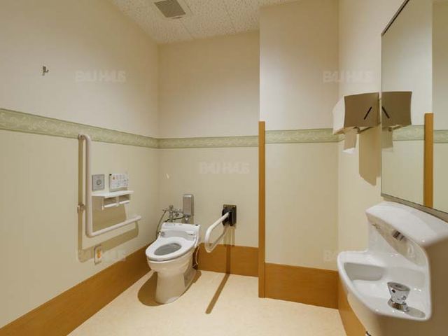 広く清潔なトイレ トイレ ゆったりした空間が確保された個別のトイレです。安全に配慮された手すりが設置されています。