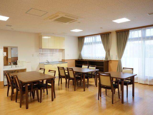 明るいダイニングルーム ダイニングルーム 自然光が差し込む、ゆったりとしたダイニングルームで、落ち着いて食事を楽しめます。