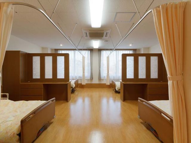 明るい居室 居室 自然光が差し込む広々とした居室です。プライバシーを守るカーテンも完備されています。