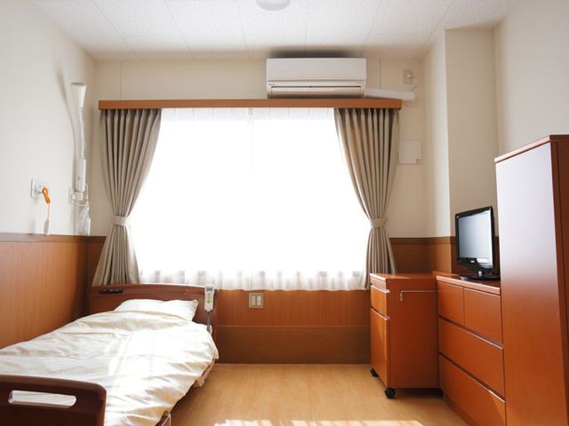 自然光が入る居室 居室 明るい空間が広がる居室です。落ち着いた色調の家具が備わり、快適に過ごせます。