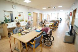 食事を取る人々の居場所