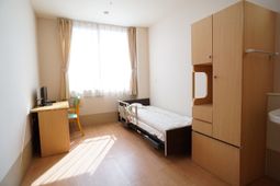 居室のベッドとデスク