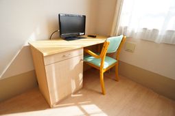 居室のデスクと椅子