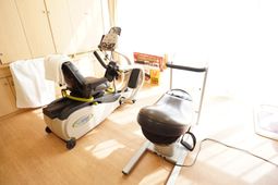 リハビリ機器照明明るい部屋