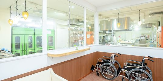 扉横の明るいキッチン