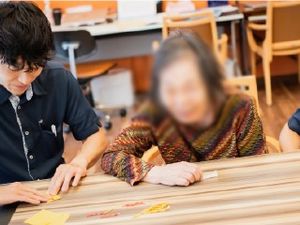 折り紙作業をする室内