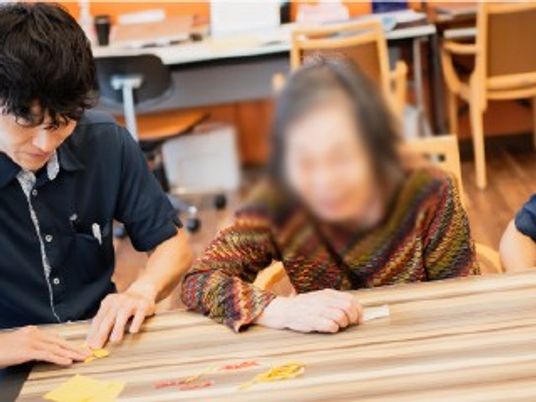 折り紙作業をする室内