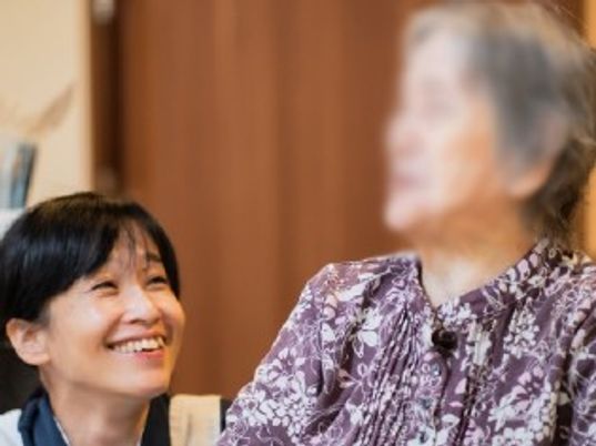 笑顔の介護スタッフと利用者