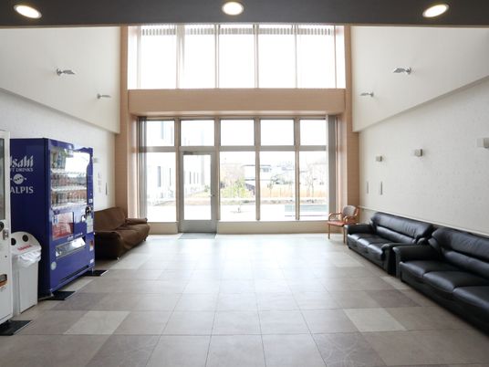 広々とした明るいロビー