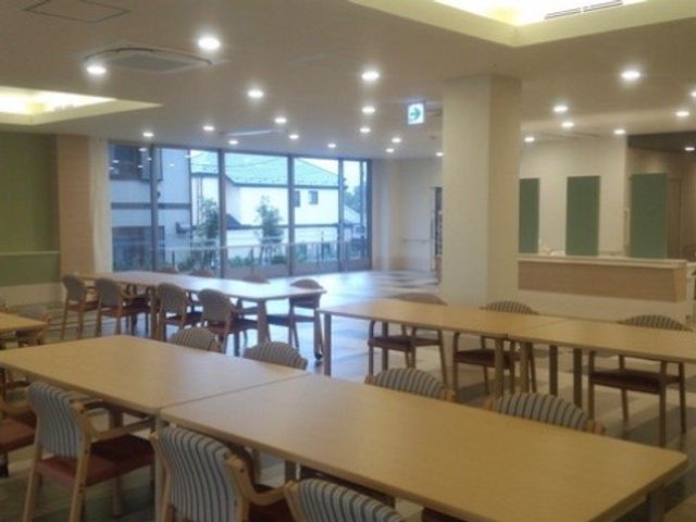 明るい食堂の一角 リビングダイニング 余裕を感じる清潔な食堂で、日々の食事が心地よい時間になりそうです。窓からの光が柔らかく注ぐこの場所で、利用者様とのコミュニケーションも深まります。