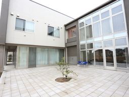 明るく開放的な中庭