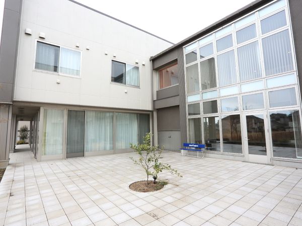 明るく開放的な中庭