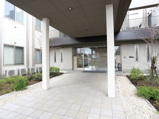 明るいエントランス風景