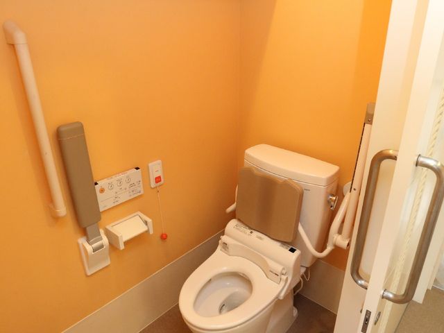 バリアフリートイレ トイレ 手すり付きで安全性を考えたトイレです。清潔感があり、使いやすさも兼ね備えています。