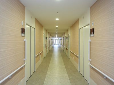 明るく清潔な廊下