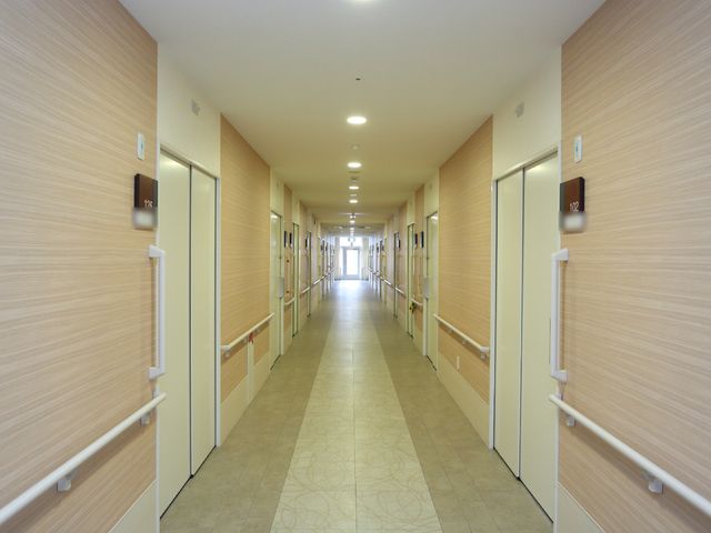 明るく清潔な廊下 廊下 手すりが設置された、ゆったりとした廊下です。明るく清潔感のある空間で、安全にお過ごしいただけます。