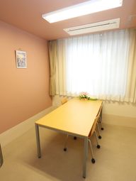明るい居室のテーブルと椅子