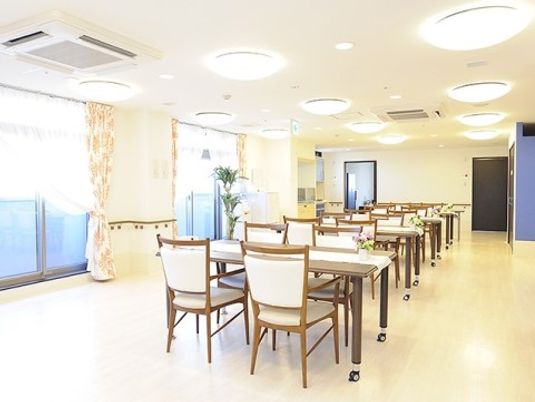 明るい快適な食堂