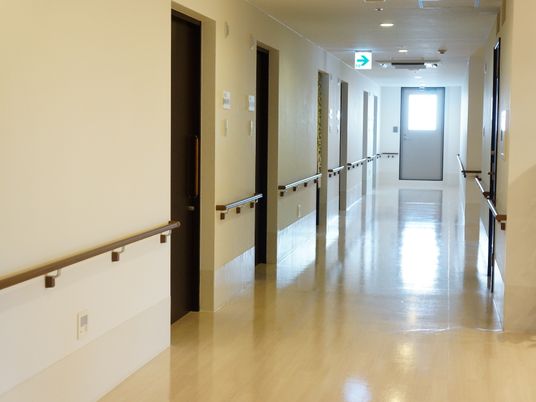 手すり付きの明るい廊下