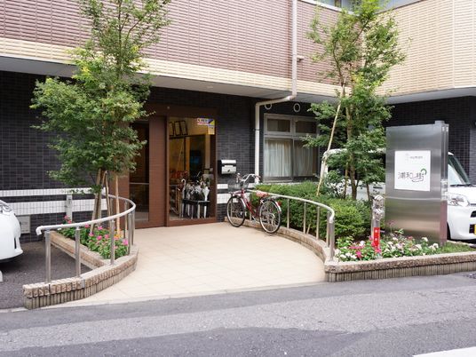 施設入口の日常風景